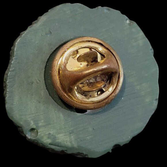 Resin Christmas Wreath Lapel Pin With Red Bow & Gold Details 1" - Picture 4 of 4